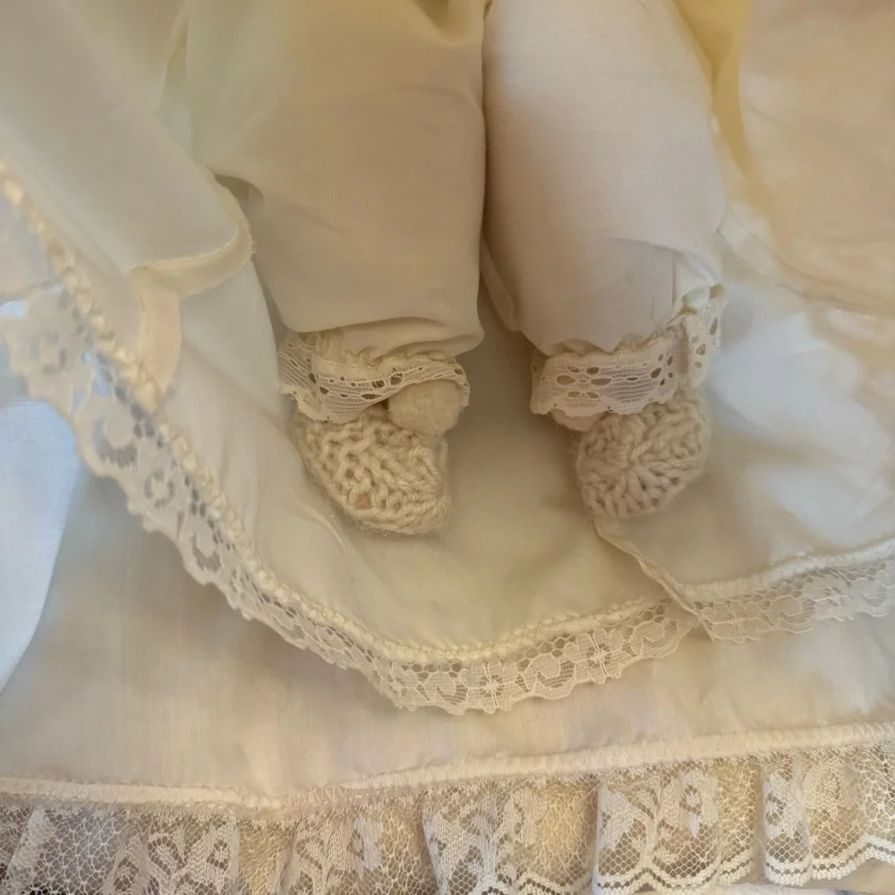 Marie Shay Beautiful Christening Porcelain Doll Full Gown 2 Pillows Vintage - Picture 6 of 16